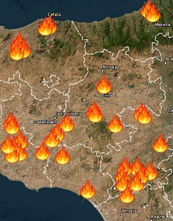 FerdinandoC's tweet photo. La situazione in tempo reale: 50 incendi attivi, le squadre non sanno più dove mandare le persone, lo scirocco propaga il fuoco attraverso le chiome, le piante in stress idrico fanno il resto. La Sicilia con queste temperature era una scatola di fiammiferi pronta a essere accesa. https://t.co/sEU7ff0TqZ