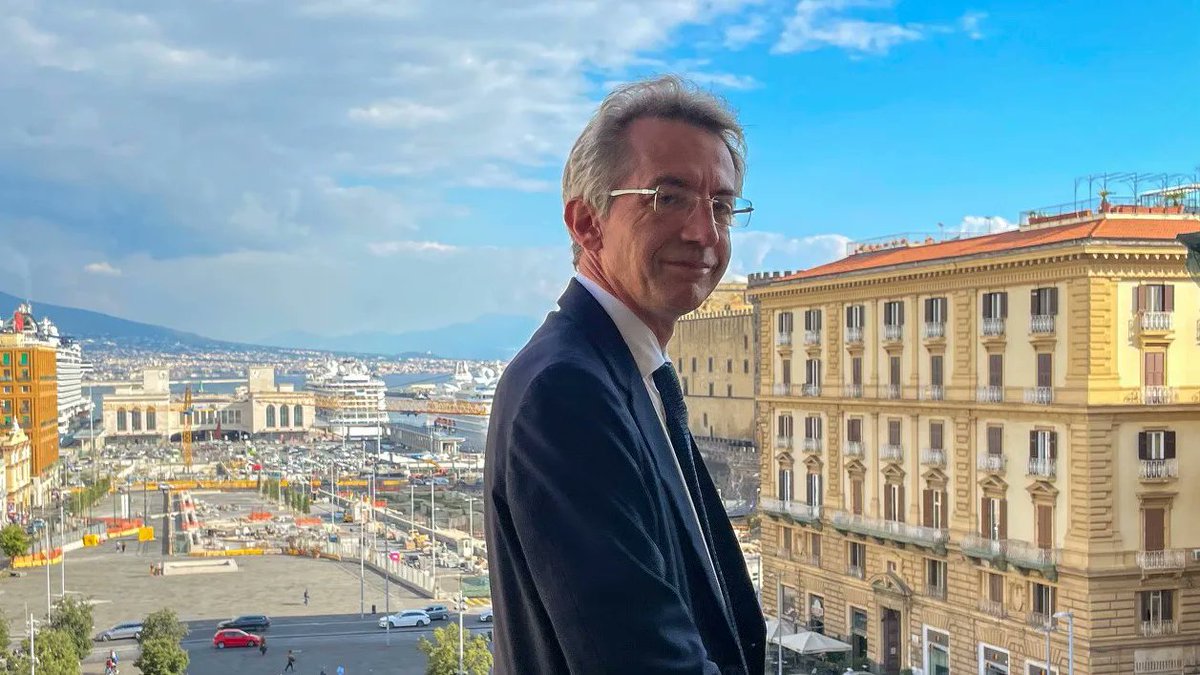 NUOVO PIANO TRASPORTI A #NAPOLI
Treni ogni 8 minuti sulla Linea 1, nuove stazioni e l'apertura della Linea. I prezzi dei biglietti aumentano: rb.gy/w19nc