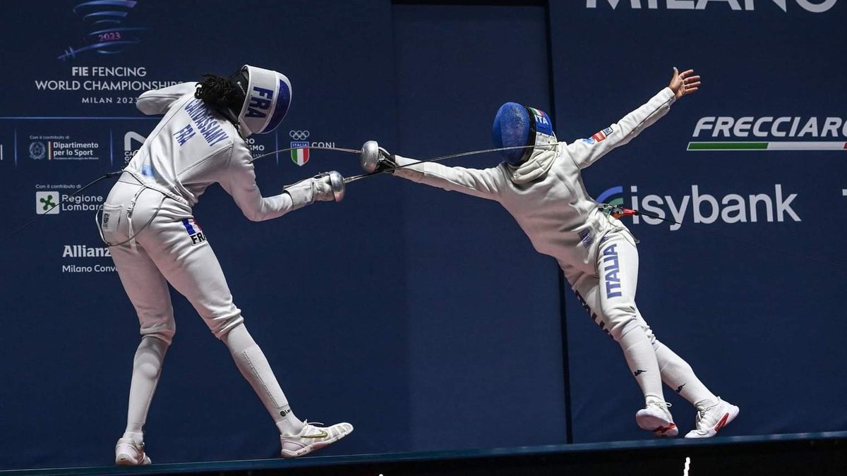 poliziadistato's tweet photo. Campionati del Mondo 🌍 di #scherma 🤺 #Milano2023 Italia 🇮🇹 sul podio iridato con la medaglia d'argento 🥈 vinta dalla poliziotta 👮🏻‍♀️ delle #Fiammeoro #AlbertaSantuccio che nella finale della spada femminile non riesce a superare la francese Marie Florence Candassamy #fencing https://t.co/JgZRoWnS8e