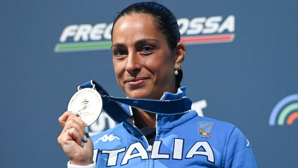 poliziadistato's tweet photo. Campionati del Mondo 🌍 di #scherma 🤺 #Milano2023 Italia 🇮🇹 sul podio iridato con la medaglia d'argento 🥈 vinta dalla poliziotta 👮🏻‍♀️ delle #Fiammeoro #AlbertaSantuccio che nella finale della spada femminile non riesce a superare la francese Marie Florence Candassamy #fencing https://t.co/JgZRoWnS8e