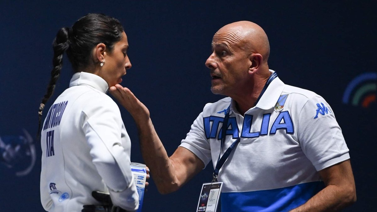 poliziadistato's tweet photo. Campionati del Mondo 🌍 di #scherma 🤺 #Milano2023 Italia 🇮🇹 sul podio iridato con la medaglia d'argento 🥈 vinta dalla poliziotta 👮🏻‍♀️ delle #Fiammeoro #AlbertaSantuccio che nella finale della spada femminile non riesce a superare la francese Marie Florence Candassamy #fencing https://t.co/JgZRoWnS8e