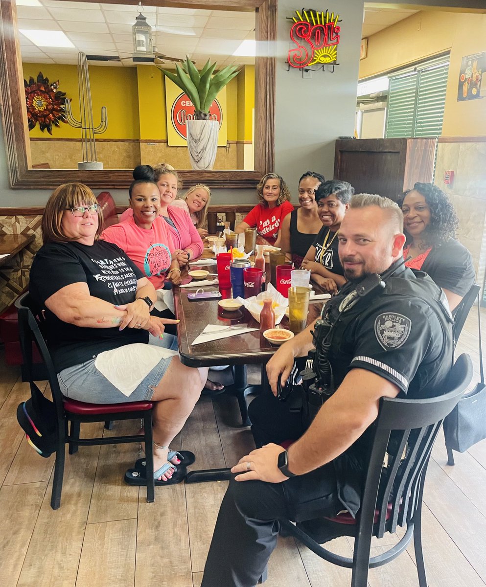 SharondaRose_'s tweet photo. Every year my office staff and I visit a local Bartlett restaurant for our annual lunch before the new school year starts. This year it was Los Pilares. We appreciate your kindness, our delicious meal, and your continued your support! #newschoolyearloading #blessedinthisnest ๐โค๏ธ https://t.co/UjhHnjSHXq