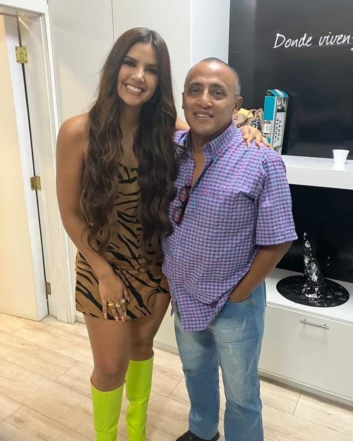wacho1fernandez's tweet photo. Tremenda Visita en la Radio ...
Donde Viven Los Hits...Radio La Bruja 98.5 #gye https://t.co/ywTxBzcejO