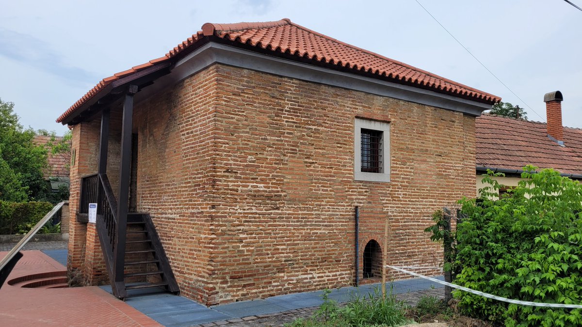 Zigetvar'da 400 yılı aşkın geçmişi olan bir Türk evi. Misafirhane ya da medrese olarak kullanılmış olabilir deniyor. Tika restore etmiş. Evin önündeki küçük meydana da Yunus Emre Meydanı demişler. Emeği geçenlerden teşekkürler.