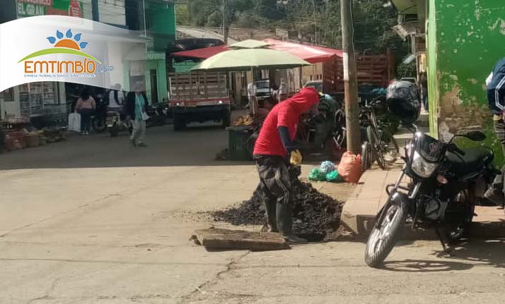 emtimbio's tweet photo. #Mantenimiento | EMTIMBÍO ESP, realizo limpieza de todos los sumideros en la cabecera Municipal; en pro de mitigar obstrucciones en temporada invernal.
Solicitamos el apoyo de todos en esta labor evitando desechar residuos en estas zonas.
#SomosEMTIMBÍO y #SeguimosTrabajandoPorTi https://t.co/GOxOGOVocn
