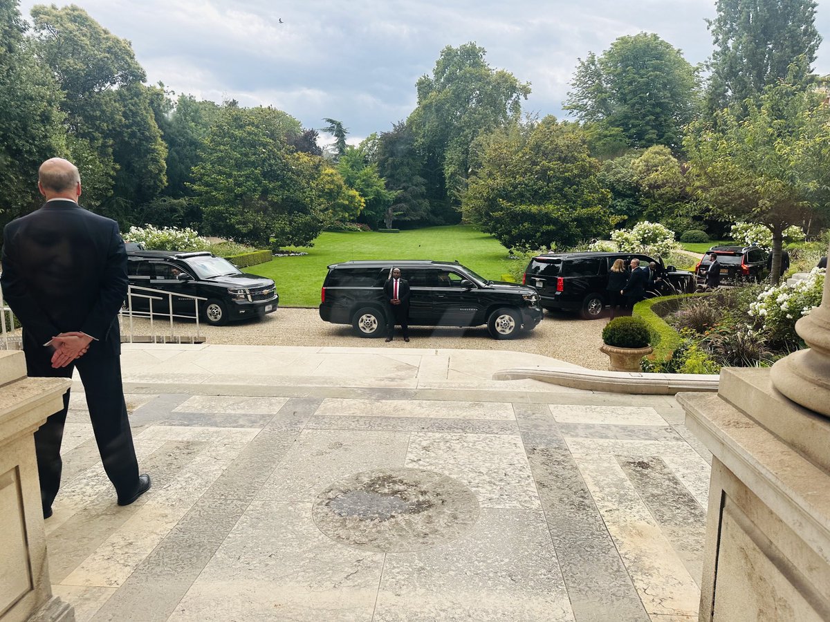 MA_Jamet's tweet photo. Arrivée « à l’américaine@ du ⁦@DrBiden⁩ entourée d’agents du Secret Service ⁦@USEmbassyFrance⁩ avec quelques voitures blindées acheminées @Paris. https://t.co/87eySlyVi4