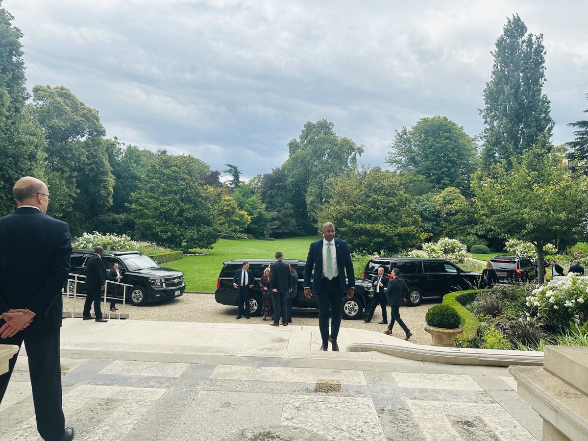 MA_Jamet's tweet photo. Arrivée « à l’américaine@ du ⁦@DrBiden⁩ entourée d’agents du Secret Service ⁦@USEmbassyFrance⁩ avec quelques voitures blindées acheminées @Paris. https://t.co/87eySlyVi4