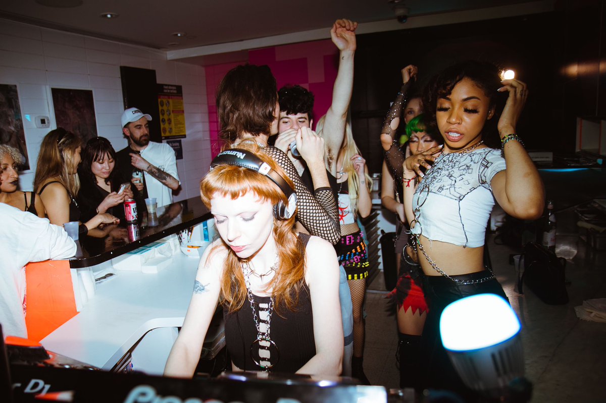 moistbreezy's tweet photo. i threw a little pizza party for my music video “Why Can’t It Be You” 🍕

i invited sosi, smap, &amp; baroque hoe to curate some sounds for the night

annie lian, amor y dinero, &amp; cncld to curate the looks

&amp; we took over nyc’s finest pizza-parlor-turned-radio-station: XPizza https://t.co/ODWAycO9AB