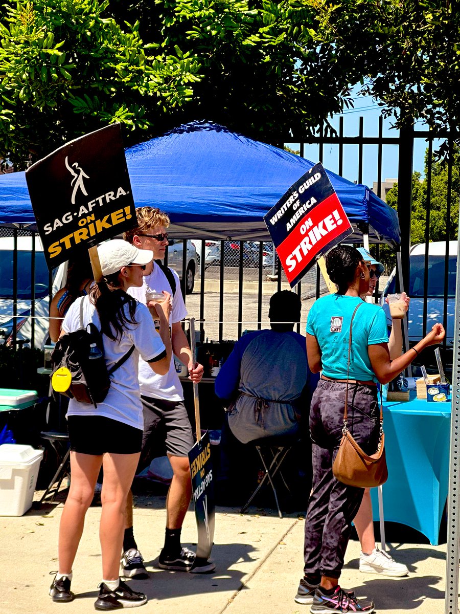 Picketing was EXTRA special today thanks to <a href="/lizobelmikaelsn/">hessa</a> and <a href="/deans_coffee/">Dean’s Coffee</a>! <a href="/MelissaMarlette/">Melissa Marlette</a> and I made sure to grab a delicious coffee and we weren’t the only ones. 😎 Thank you so much again for your support! We love our #DrewCrew fam so much. ☕️❤️✊