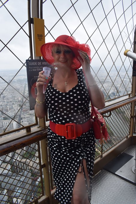 Drinking Champagne at the top of the Eiffel Tower. https://t.co/kAxVjTNhQi<a href="/tag/mvsales"class="tags"><span>#mvsales</span></a>