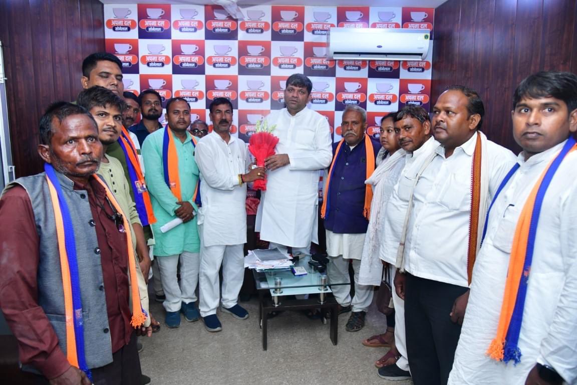 ErAshishSPatel's tweet photo. प्रत्येक मंगलवार की तरह आज भी लखनऊ आवास पर विभिन्न जनपदों से आये कार्यकर्त्ता, पदाधिकारीगण एवं आगंतुकों की समस्यओं की सुनवाई करते हुए त्वरित निदान हेतु सम्बंधित अधिकारियों को निर्देशित किया | https://t.co/SCHlM3uEMA