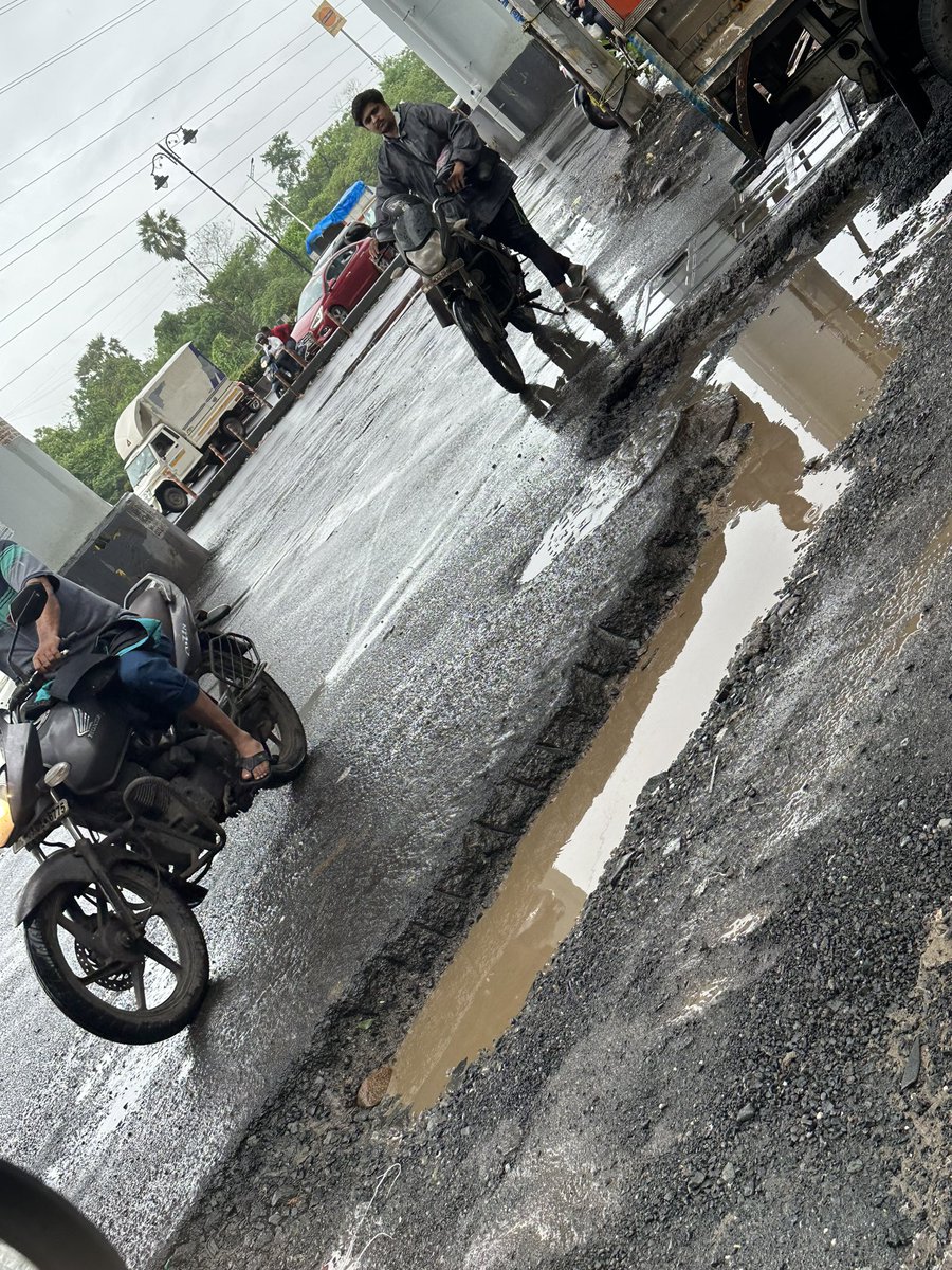 Funyourselff's tweet photo. Biggest pothole due to rains unattended since the past 15 Days. 

Causing huge damages to all vehicles crossing. 

Location📍:  Next to H.P Petrol Pump, I.B. Patel Road, Goregaon East - Highway. 

@mybmcRoads @mybmcWardPS 

@mieknathshinde @MumbaiPolice https://t.co/5zHFdFP8u4