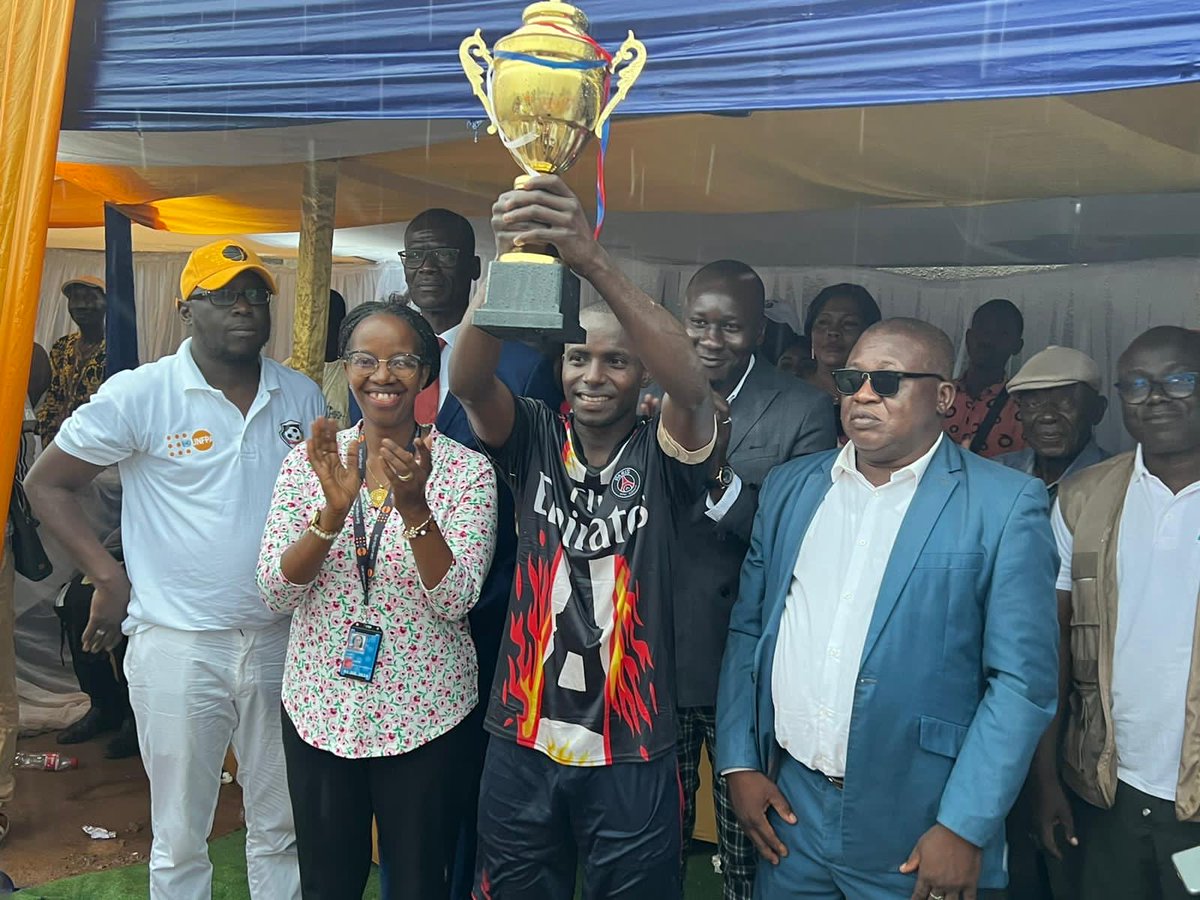 kayagnes3's tweet photo. Cet après-midi @UNFPARCA et BEA REX ASS ont cloturé en présence du Min. de la Jeunesse et Sport, le tournoi de football qui a permis de sensibiliser +500 jeunes  au sujet de paix , cohesion sociale et dénonciation à l’usage de drogue comme une des causes des violences aux femmes https://t.co/isuVNDHIyX
