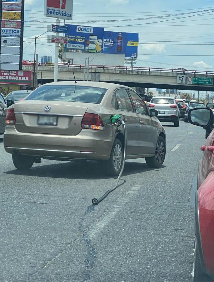 #ALERTA 🚨| Auto circula por Av. Chapultepec y Av. Revolución con surtidor de gasolina, aparentemente se habría ido sin pagar. <a href="/MtyFollow/">MtyFollow®</a>
<a href="/AsiEsMonterrey/">Así Es Monterrey</a>