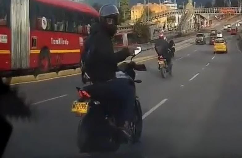Mucho cuidado con estos delincuentes en motos de placas MTJ 08E y ADH 53F, realizan sus actividades delictivas en la calle 80 con av 68 en Bogotá.