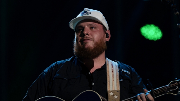 There’s no slowing down Luke Combs’ “Fast Car” https://t.co/GnQfmUKZJF https://t.co/bxzAmKKVdg