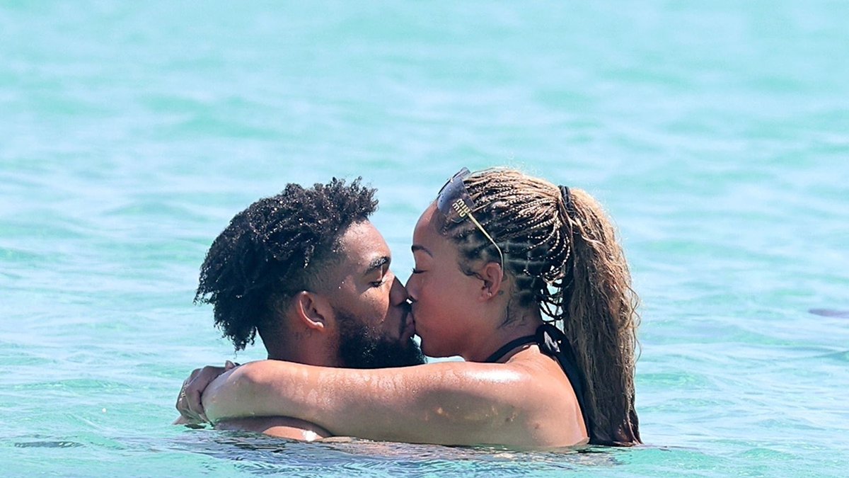Karl-Anthony Towns Kisses Jordyn Woods During Vacation With Paul George #tmz #news #celebrity https://t.co/uWtiIDIX4I https://t.co/QgjIUwy8Zs