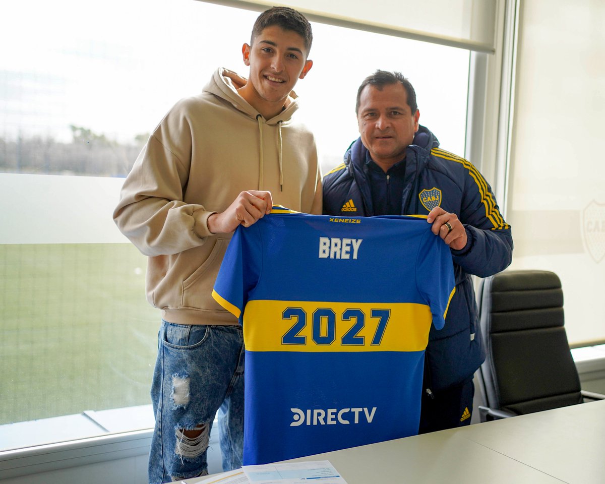 BocaJrsOficial's tweet photo. ✍️ Leandro Brey, arquero categoría 2002, extendió su contrato con el Xeneize hasta diciembre 2027 junto a Marcelo Delgado, del Consejo de Fútbol.

¡Hay futuro en el arco de Boca!  💙💛💙 https://t.co/d4Xy4H2duk