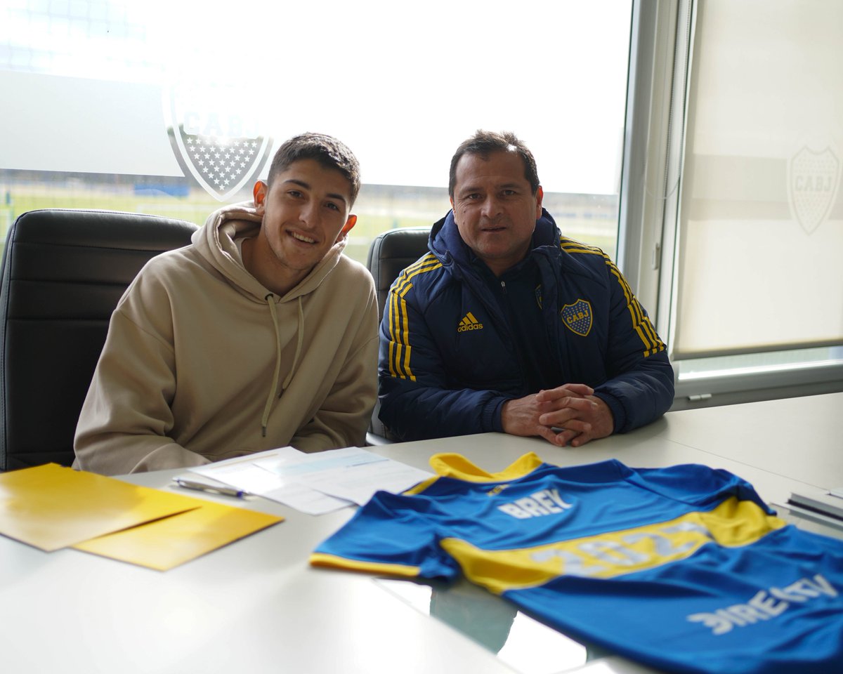 BocaJrsOficial's tweet photo. ✍️ Leandro Brey, arquero categoría 2002, extendió su contrato con el Xeneize hasta diciembre 2027 junto a Marcelo Delgado, del Consejo de Fútbol.

¡Hay futuro en el arco de Boca!  💙💛💙 https://t.co/d4Xy4H2duk