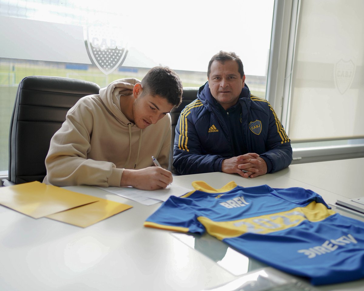 BocaJrsOficial's tweet photo. ✍️ Leandro Brey, arquero categoría 2002, extendió su contrato con el Xeneize hasta diciembre 2027 junto a Marcelo Delgado, del Consejo de Fútbol.

¡Hay futuro en el arco de Boca!  💙💛💙 https://t.co/d4Xy4H2duk