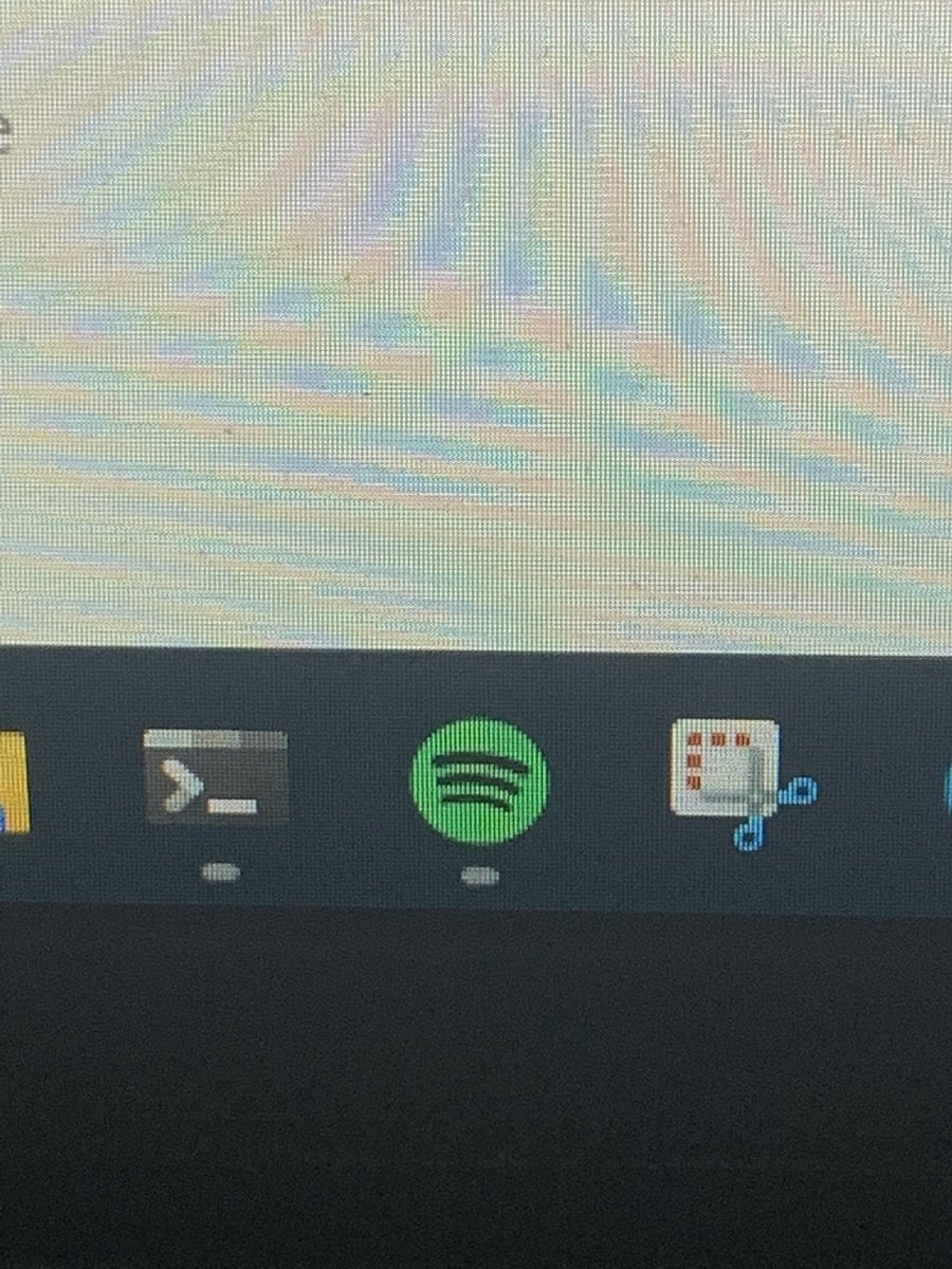 matezcp's tweet photo. Socorrooo reparei que o logo do Spotify é torto e não consigo mais parar de ver isso https://t.co/cQtOSBR9Rv