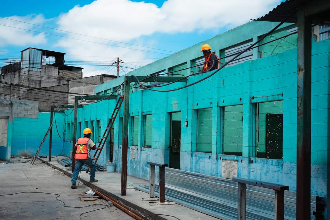 almdepalomo's tweet photo. La Escuela San Rafael La Laguna 2 de la zona 18 estaba en el olvido, pero gracias al pacto de transparencia de la comunidad educativa iniciamos los trabajos de remozamiento.
#PactoDeTransparencia https://t.co/9M5fMxgNmn