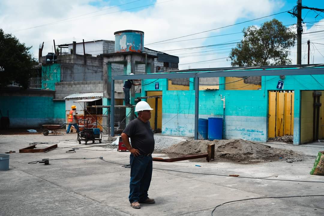 almdepalomo's tweet photo. La Escuela San Rafael La Laguna 2 de la zona 18 estaba en el olvido, pero gracias al pacto de transparencia de la comunidad educativa iniciamos los trabajos de remozamiento.
#PactoDeTransparencia https://t.co/9M5fMxgNmn