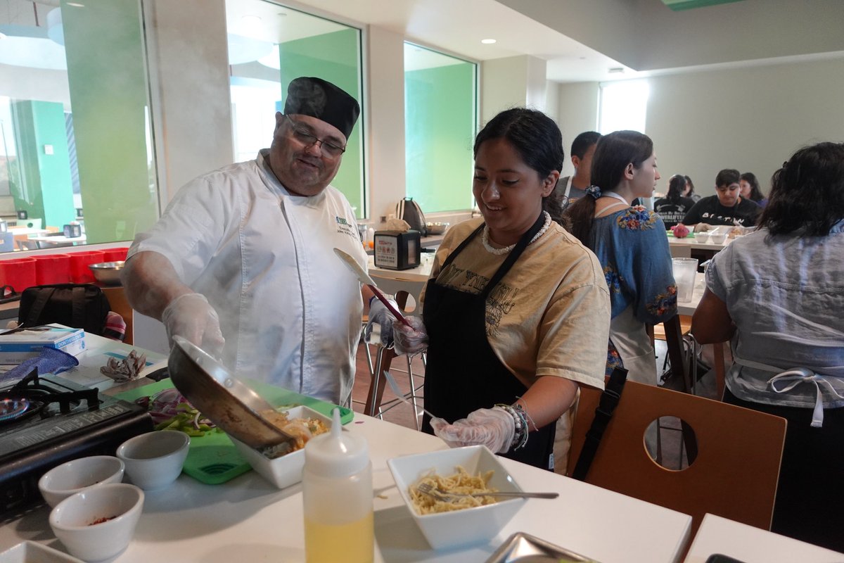 islanderdining's tweet photo. Teaching Kitchens >>> 👩🍳🍳
We will see our Summer Bridge students today at 6pm, where we will learn how to make Chickpea Bruschetta Pizza 🍕
#teachingkitchen #cookingclass #tamucc #islanderdining https://t.co/UAmPaXzkw4