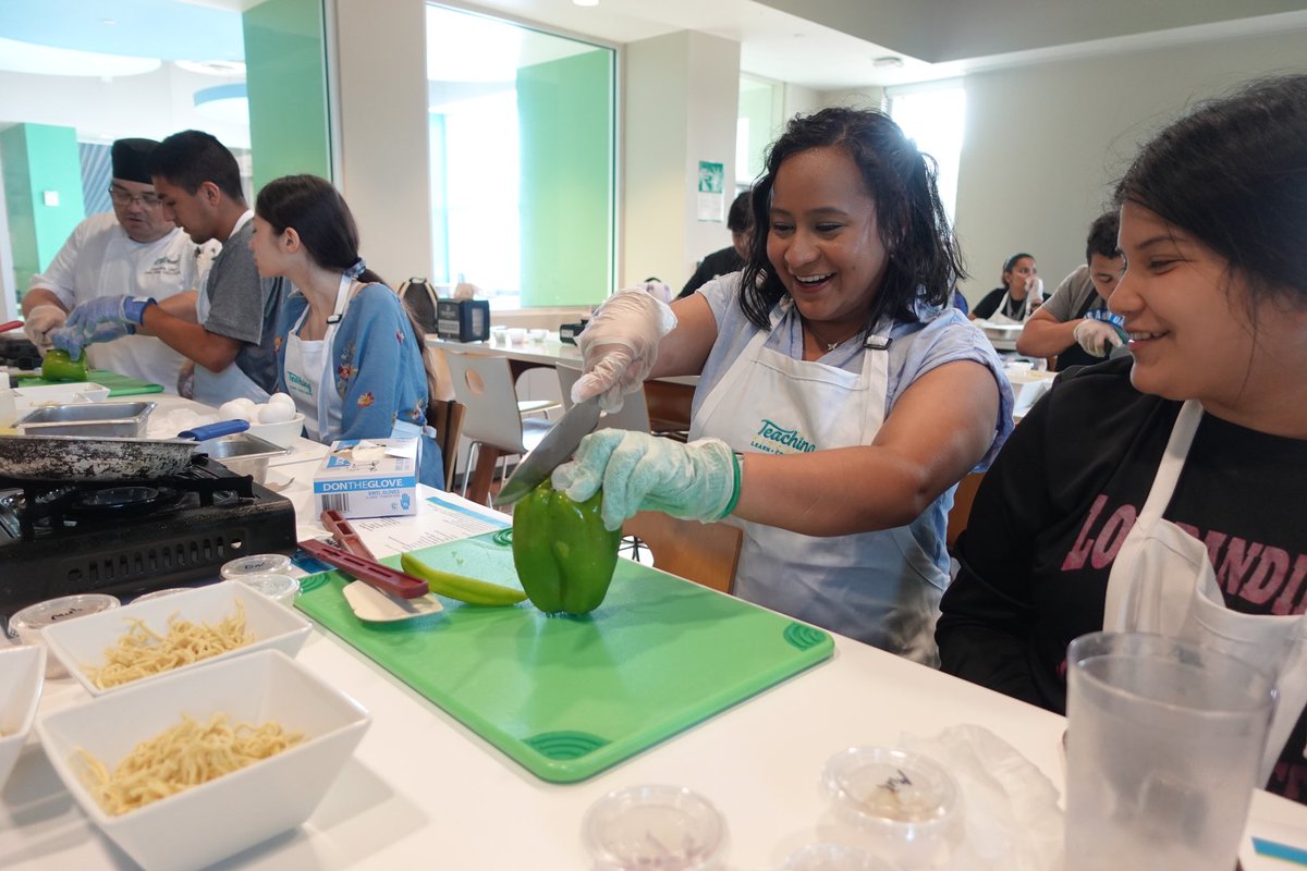 islanderdining's tweet photo. Teaching Kitchens >>> 👩🍳🍳
We will see our Summer Bridge students today at 6pm, where we will learn how to make Chickpea Bruschetta Pizza 🍕
#teachingkitchen #cookingclass #tamucc #islanderdining https://t.co/UAmPaXzkw4