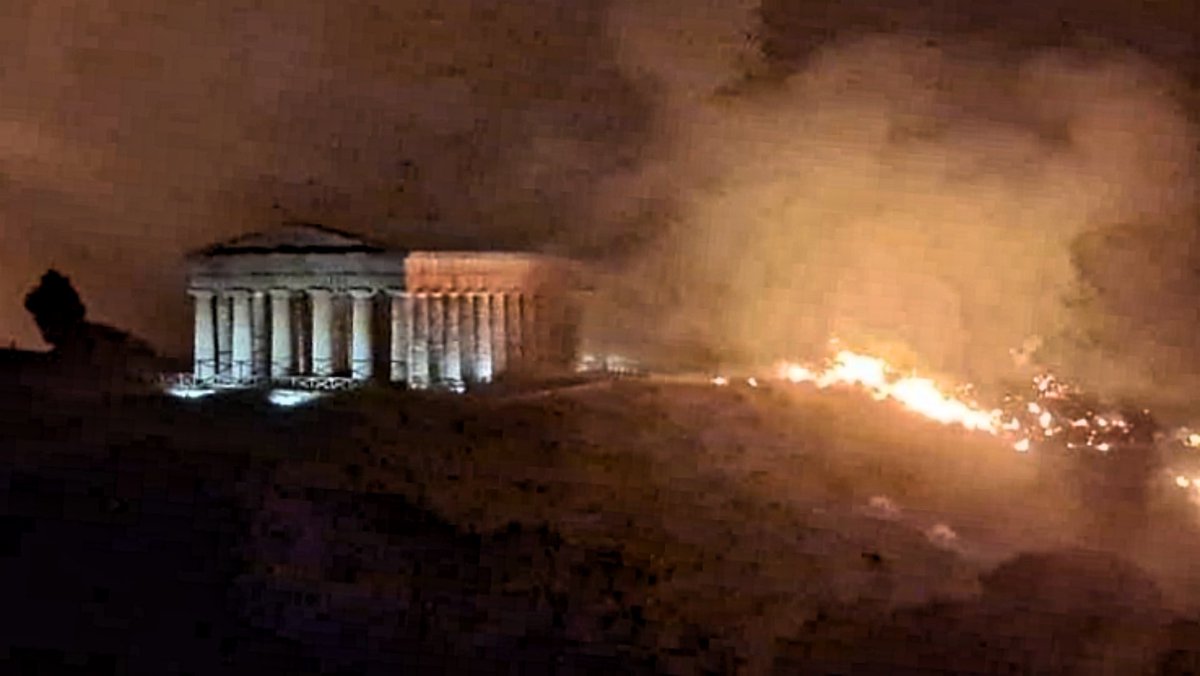 Sicilia arde en llamas.

1500 evacuados y el parque arqueológico de Segesta incluyendo el gran templo y el teatro griego envueltos en llamas.

Qué desastre tan terrible.
