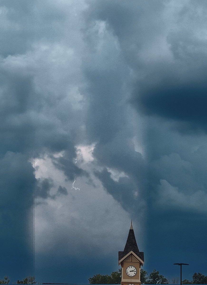 JennaKil's tweet photo. Lightning  Over Wegman's https://t.co/ehhGDlU60v