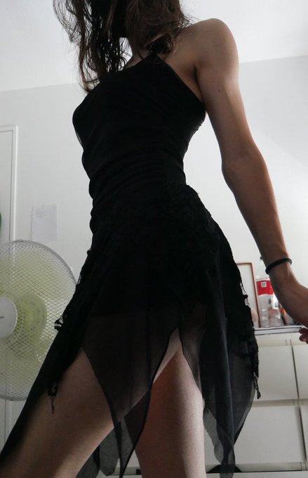 Does the dress fit me? ? https://t.co/a06Vcibllm