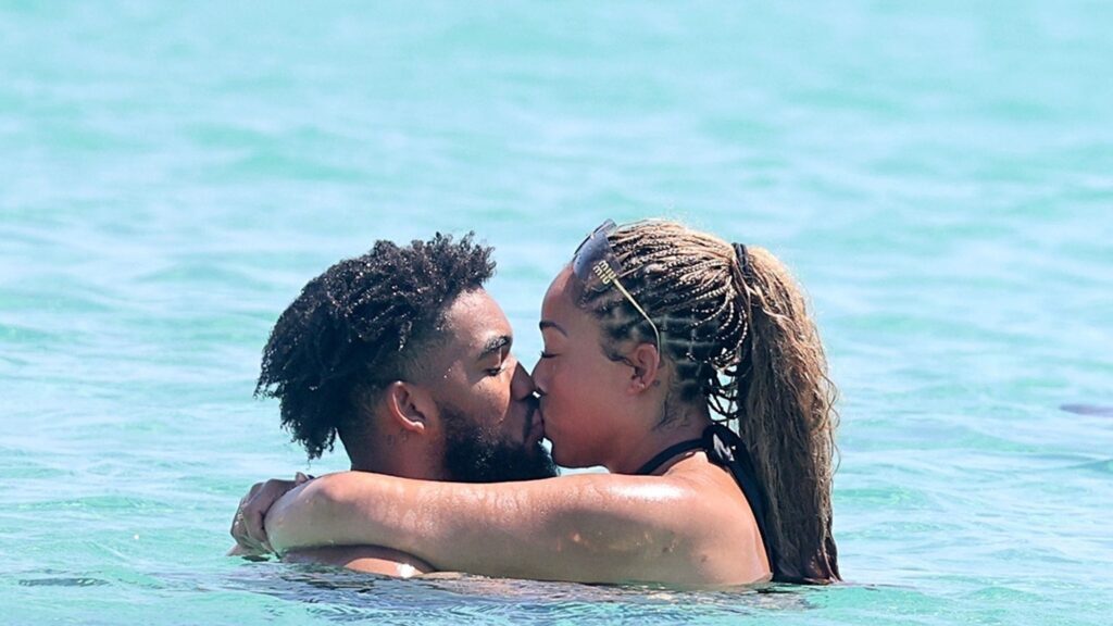Karl-Anthony Towns Kisses Jordyn Woods During Vacation With Paul George 
Karl-Anthony Towns couldn’t keep his lips to himself during a couples vacation with his NBA friends this week … swappin’ spit with Jordyn Woods in a steamy makeout sesh!! The Minnesota Timberwolves star… https://t.co/CZlTQyDzpo
