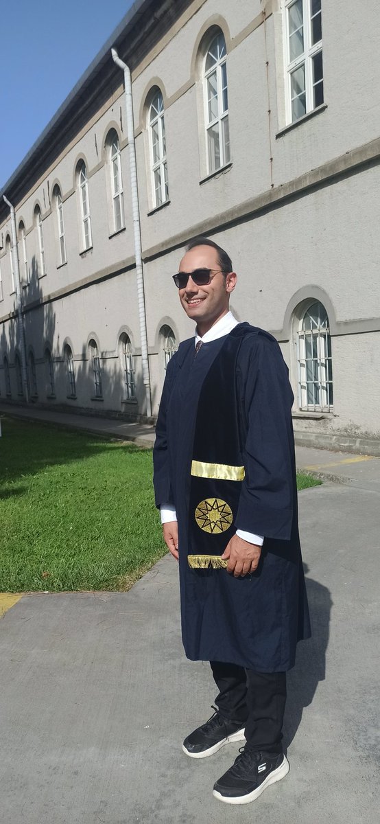 Bugün "Les Misérables'ın Dillerarası ve Diliçi (Yeniden) Çevirileri" başlıklı tezimi savunarak Dr. unvanını aldım. 

Tez danışmanım Banu Hocama <a href="/abanukaradag/">Ayşe Banu Karadağ</a> ve tez jürimde yer alan kıymetli hocalarıma çok teşekkür ediyorum. 

Akademik yolculuk devam ediyor, heyecanlıyım. ☺️