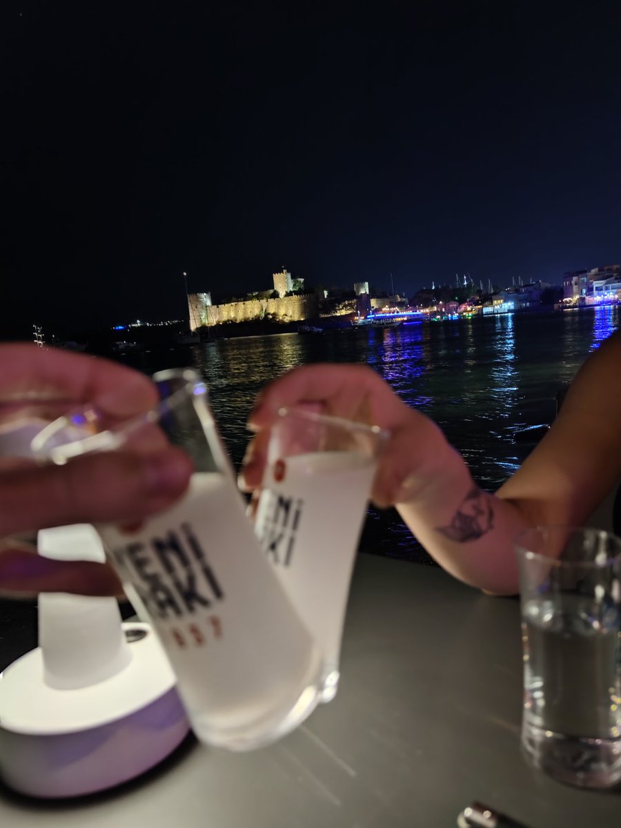 Manitayla Bodrum kalesine karşı rakı içmek ✔️