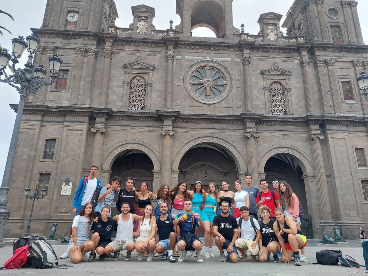 GranCanariaJven's tweet photo. 🐠🥽Est@s jóvenes disfrutaron un pateo cultural por Vegueta, actividades de kayak y snorkel en Las Canteras, en la segunda jornada del Proyecto “𝐆𝐫𝐚𝐧 𝐂𝐚𝐧𝐚𝐫𝐢𝐚, 𝐝𝐞 𝐥𝐚 𝐜𝐮𝐦𝐛𝐫𝐞 𝐚𝐥 𝐦𝐚𝐫”, de @SoyMamut y subvencionado por esta Consejería. https://t.co/jbI5qsElNV