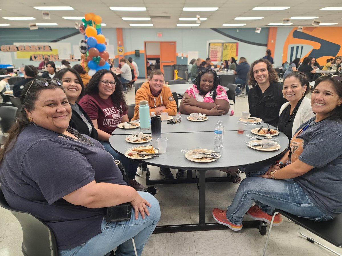 MaikerMader's tweet photo. Hanging out with the new teachers! Let's go Hornets! Excited for the new year! @etwrennms https://t.co/T5qwi7pILP