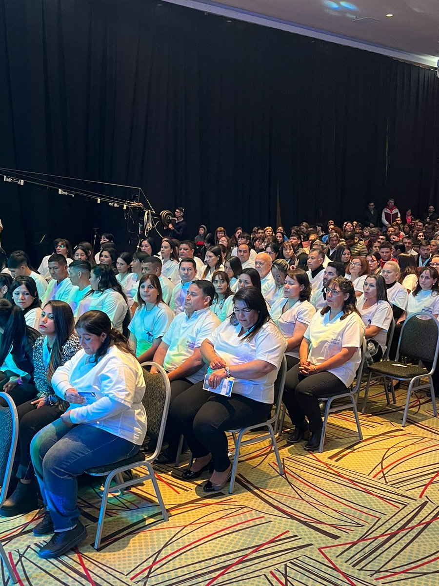 hectordaer's tweet photo. Comenzó el acto de colación de enfermexs de @sanidadChaco. Mis felicitaciones a todxs lxs compañerxs que con gran esfuerzo hoy reciben su diploma como profesionales de la enfermería. Un nuevo logro para #ATSAChaco @adrianbellomi. https://t.co/AYZRWTqvKo