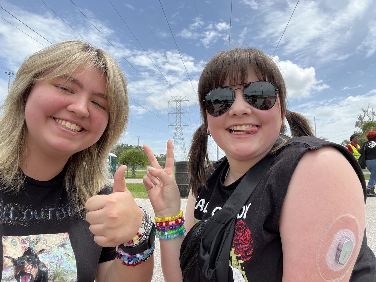 phantomthef's tweet photo. if u see us, we have bracelets and seashells! :D #somuchfortourdust #tampa #stardustproject https://t.co/20diqoYusT