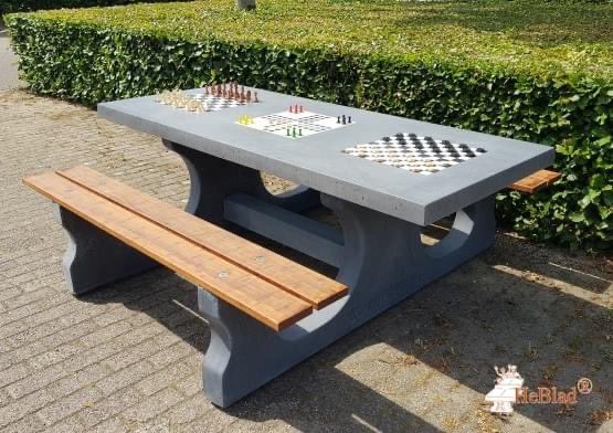 stationdeurne's tweet image. Een #bordspel tafel gekocht om op het #Stationsplein te plaatsen, eind aug komt de tafel. Zo kunnen #gezellig ‘n spelletje spelen op t plein. Een mooie plek voor #ontmoeting. Dankzij @GemDeurne @Arriva_NL @NS_Stations @NS_online @ProRail @VVVDeurne Samen #groeit er iets #moois.
