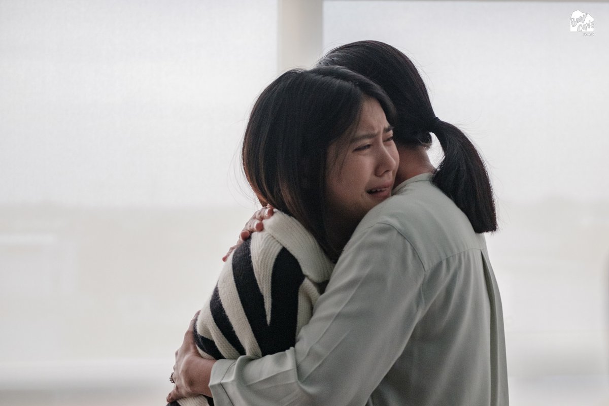 ความลับของโรสถูกเปิดเผย เพื่อน ๆ หลายคนเริ่มสงสัยว่าทำไมโรสเปลี่ยนไป สุดท้ายแล้วทุกคนจะได้รู้เบื้องหลังเรื่องนี้กันหรือไม่ และโรสจะหลุดออกจากการการควบคุมของจอมขวัญได้อย่างไร

#GetRichEP14
#GetRichเปิดโรงเรียนปล้น
#GetRich #เปิดโรงเรียนปล้น
#ViuOriginal #BearcaveStudio