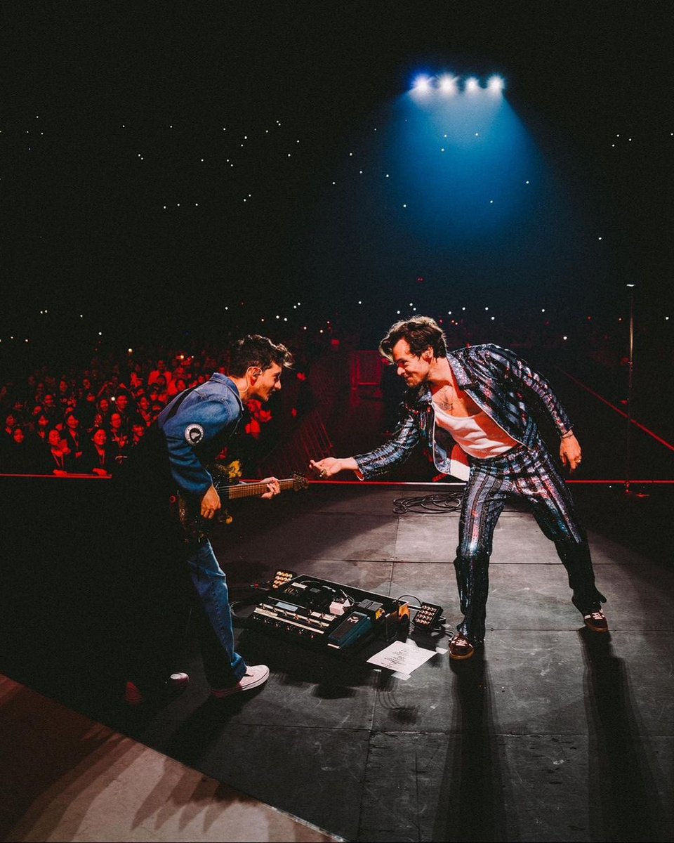 hsdaily's tweet photo. Ariza via Instagram: “Forever grateful to the man the myth the legend @Harry_Styles for letting me be a part of the love band for these last two legs and the finale of LOT. I have an insurmountable amount of respect to his artistry, his craft, and also his absolute kindness.” https://t.co/GwGEPUch65