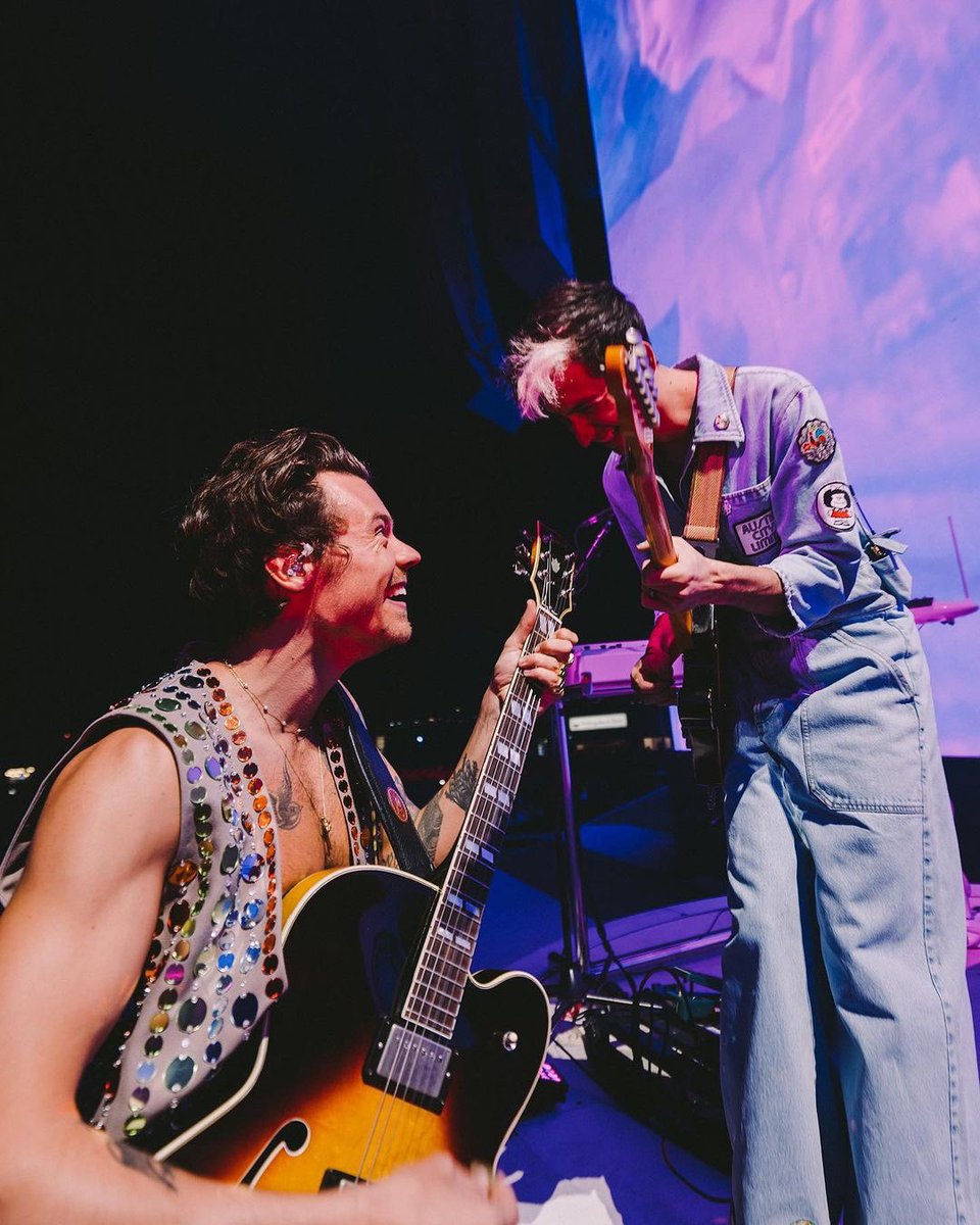 hsdaily's tweet photo. Ariza via Instagram: “Forever grateful to the man the myth the legend @Harry_Styles for letting me be a part of the love band for these last two legs and the finale of LOT. I have an insurmountable amount of respect to his artistry, his craft, and also his absolute kindness.” https://t.co/GwGEPUch65