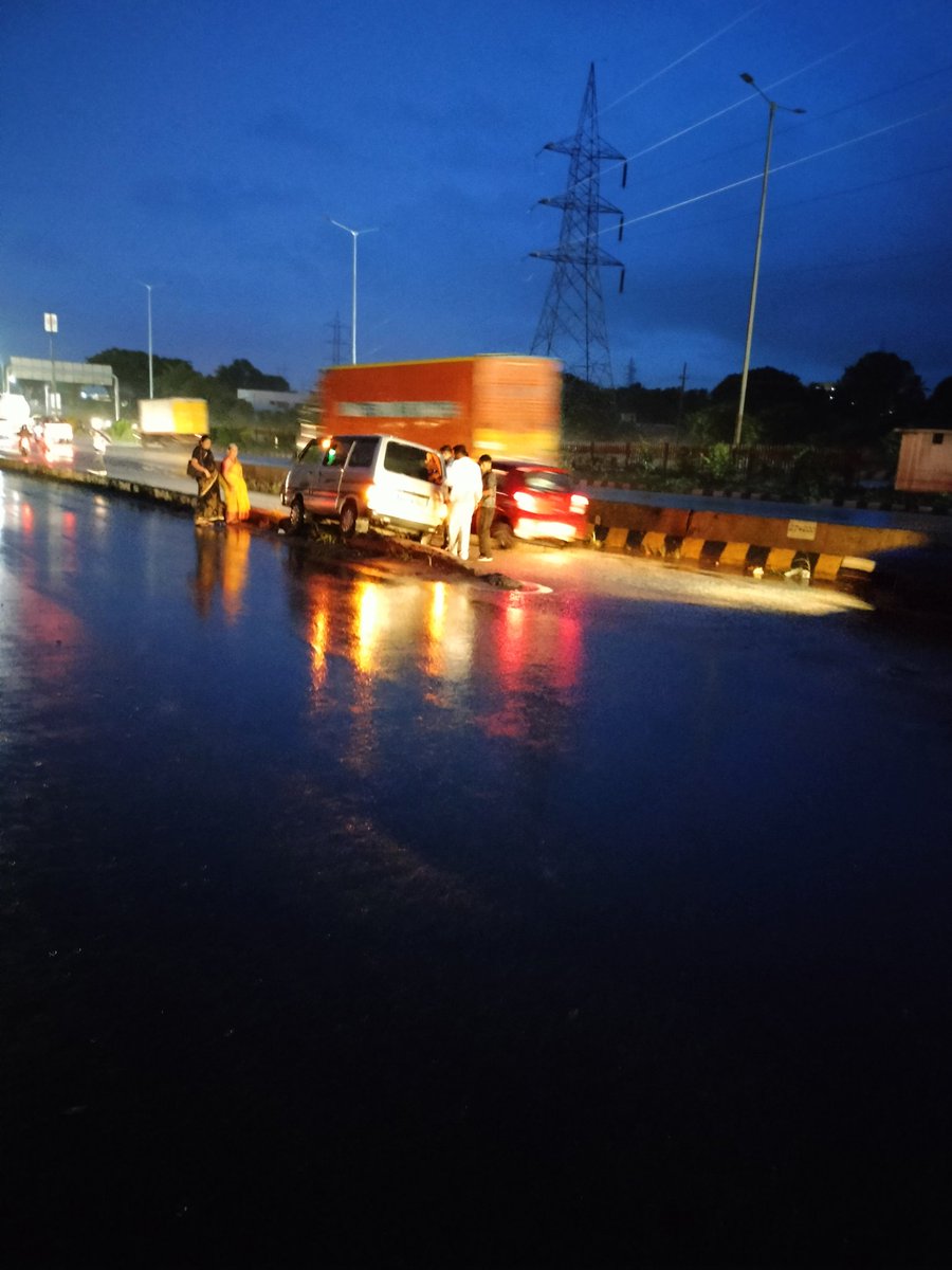 naveenanu90's tweet photo. @Nmltrafficps ನೆಲಮಂಗಲದ ಎಸ್ ಎಲ್ ಆರ್ ಚೌಟ್ರಿ ಹತ್ತಿರ ಹೈವೇಗೆ ಸರ್ವಿಸ್ ರೋಡ್ ಇಂದ ಇರುವ ಬೈಫರ್ಕೇಟ್ ವಾಲ್ಗೆ ಯಾವುದೇ ಪೈಂಟ್ ಅಥವಾ ಮಾರ್ಕಿಂಗ್ ಇಲ್ಲದಿರುವ ಕಾರಣ ತುಂಬಾ ಸಲ ವೆಹಿಕಲ್ ಗಳು ಅದರ ಮೇಲೆ ಹೋಗಿ ಅಪಘಾತ ವಾಗಿರುತ್ತದೆ. ತುರ್ತಾಗಿ ಸಮಸ್ಯೆಯನ್ನು ಬಗೆಹರಿಸಿ.. https://t.co/Pc7PXoL0ws
