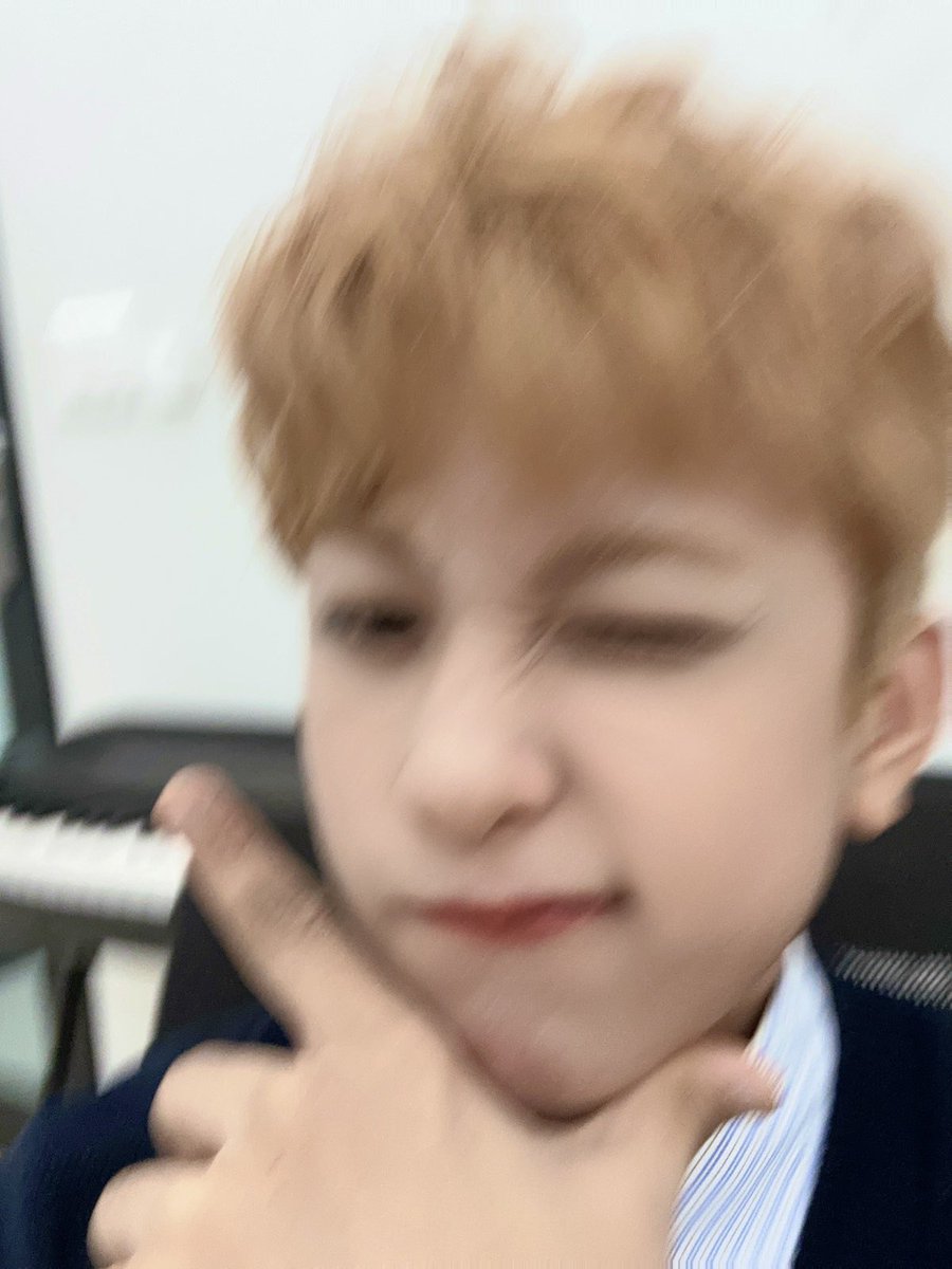 HORI7ON_twt's tweet photo. [🐰] LUMPIA IN MY MOUTH! 🤩🤩🤩🤩 got to eat some filipino foods today! yum yum 😋😋

#HORI7ON #호라이즌 #MARCUS #마커스 https://t.co/eOuhekV3D1