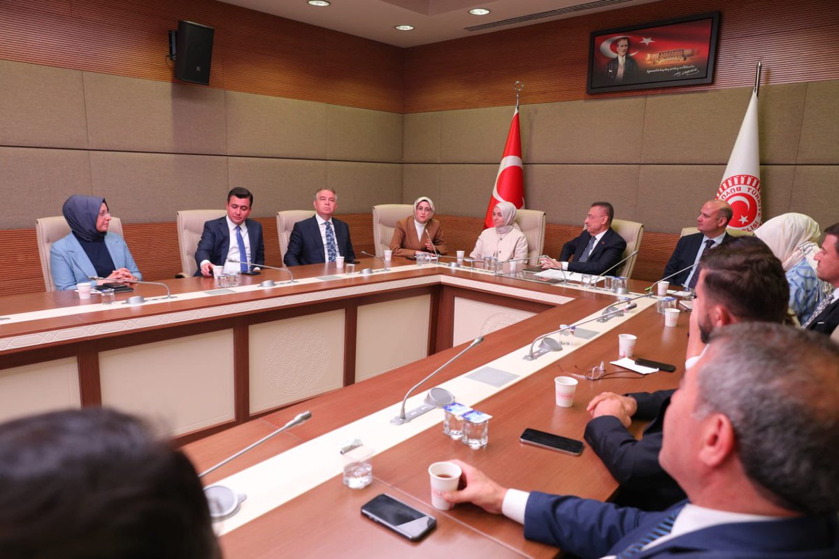 Gazi Meclisimizde Ankara Milletvekillerimiz ile birlikte  Ankara’daki İl Hemşehri Dernekleri Federasyon Başkanlarımızla bir araya geldik. 

Başkentimiz için ortak akıl, istişare ve birlikte çalışma kültürü anlayışı ile çalışmalarımızı sürdürmeye devam edeceğiz.