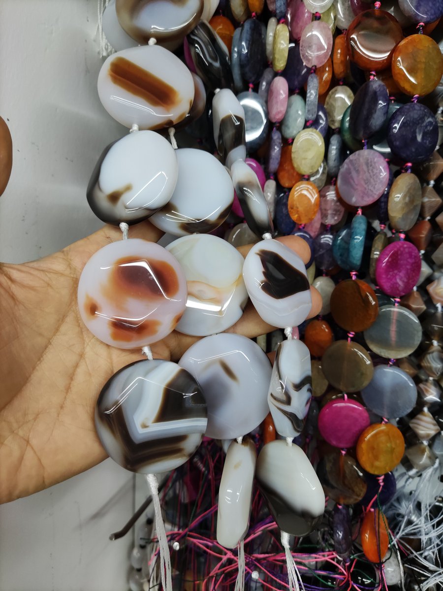 GB12012
#agate #naturalagate #beads #wholesalebeads #jewelryfindings #earrings #jewelry #bracelet #braceletlover #necklaces #jewelryMaking #jewelrymakingsupplies #Rings #Jewelrydesign #gems #gemstone #gemstonebeads #Lampwork #pearls #gemstonejewelry

andbead.com/item/Natural-H…