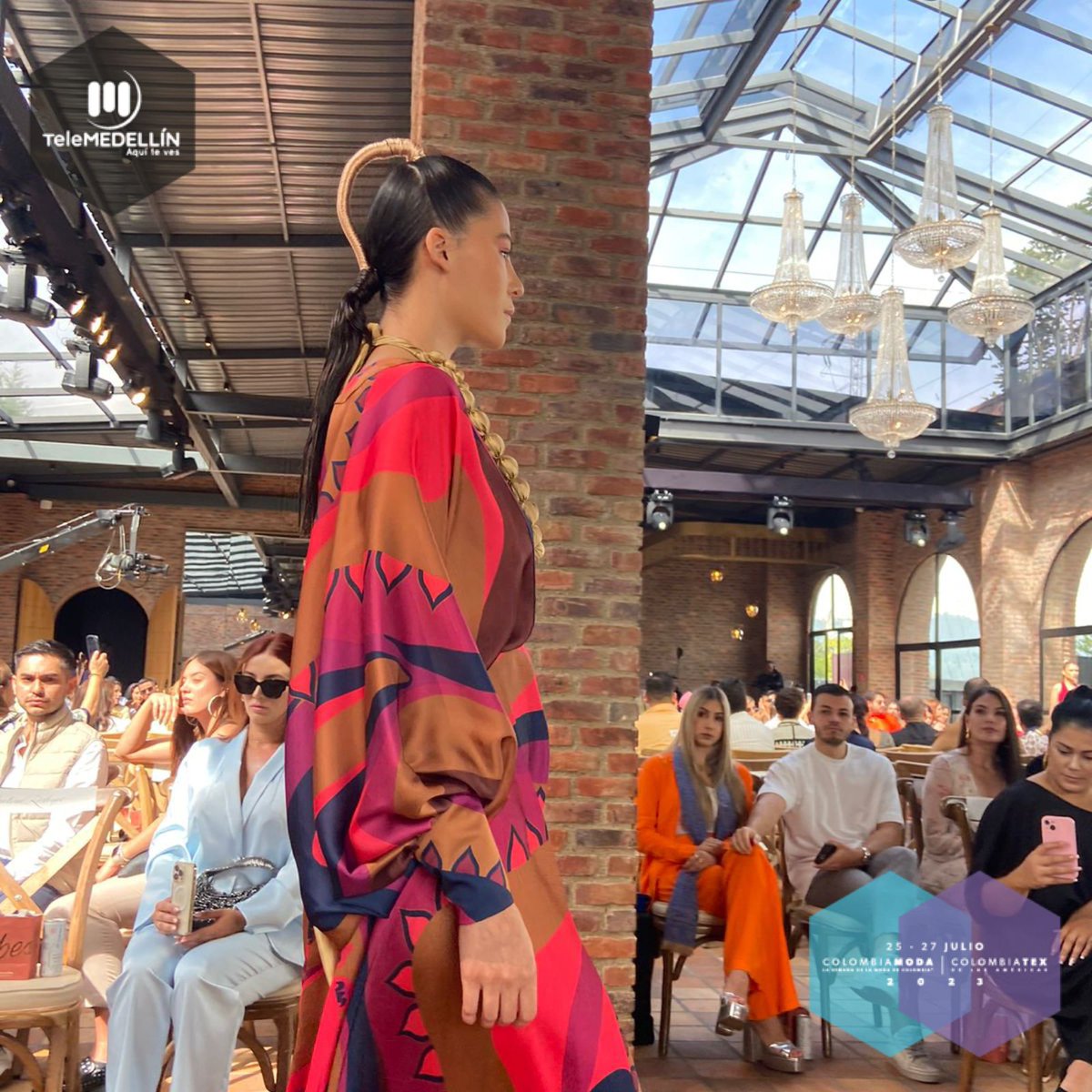Telemedellin's tweet image. #TMEsmoda | Avanza #Colombiamoda2023 + #Colombiatex2023. Vivimos la pasarela a cargo de Andrés Pajón (@AndresPajon). ¡Todo un espectáculo! 💁‍♀️🙅‍♀️