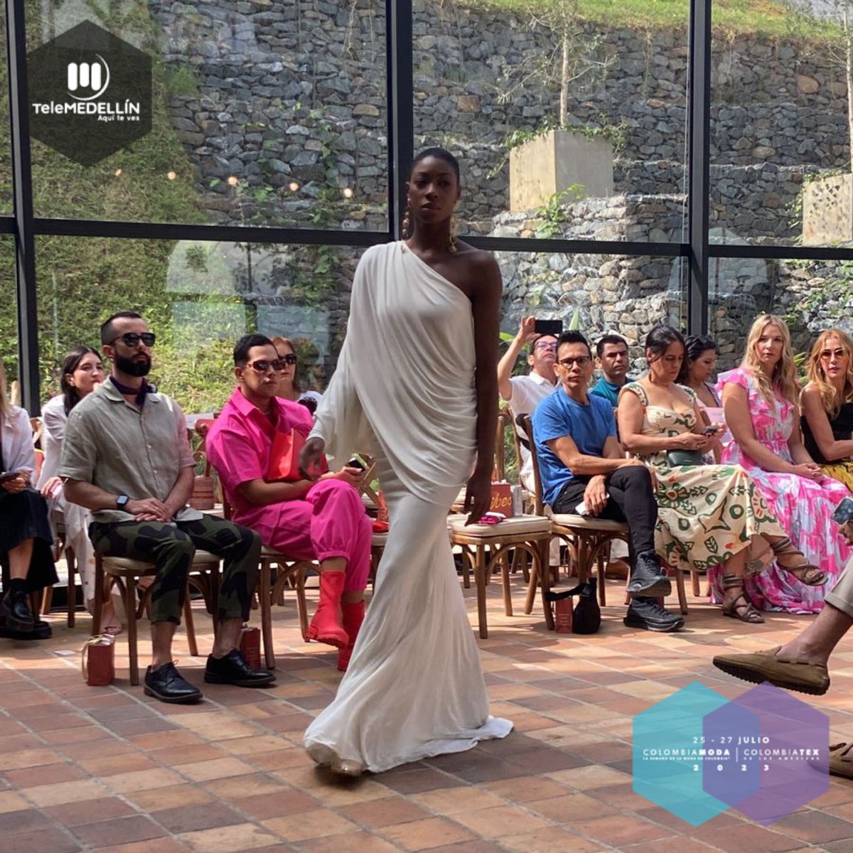 Telemedellin's tweet image. #TMEsmoda | Avanza #Colombiamoda2023 + #Colombiatex2023. Vivimos la pasarela a cargo de Andrés Pajón (@AndresPajon). ¡Todo un espectáculo! 💁‍♀️🙅‍♀️