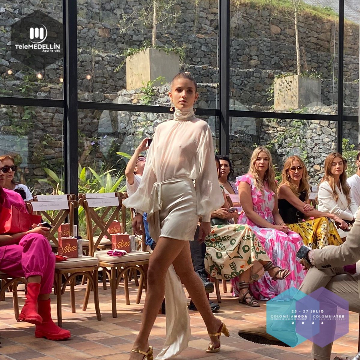 Telemedellin's tweet image. #TMEsmoda | Avanza #Colombiamoda2023 + #Colombiatex2023. Vivimos la pasarela a cargo de Andrés Pajón (@AndresPajon). ¡Todo un espectáculo! 💁‍♀️🙅‍♀️